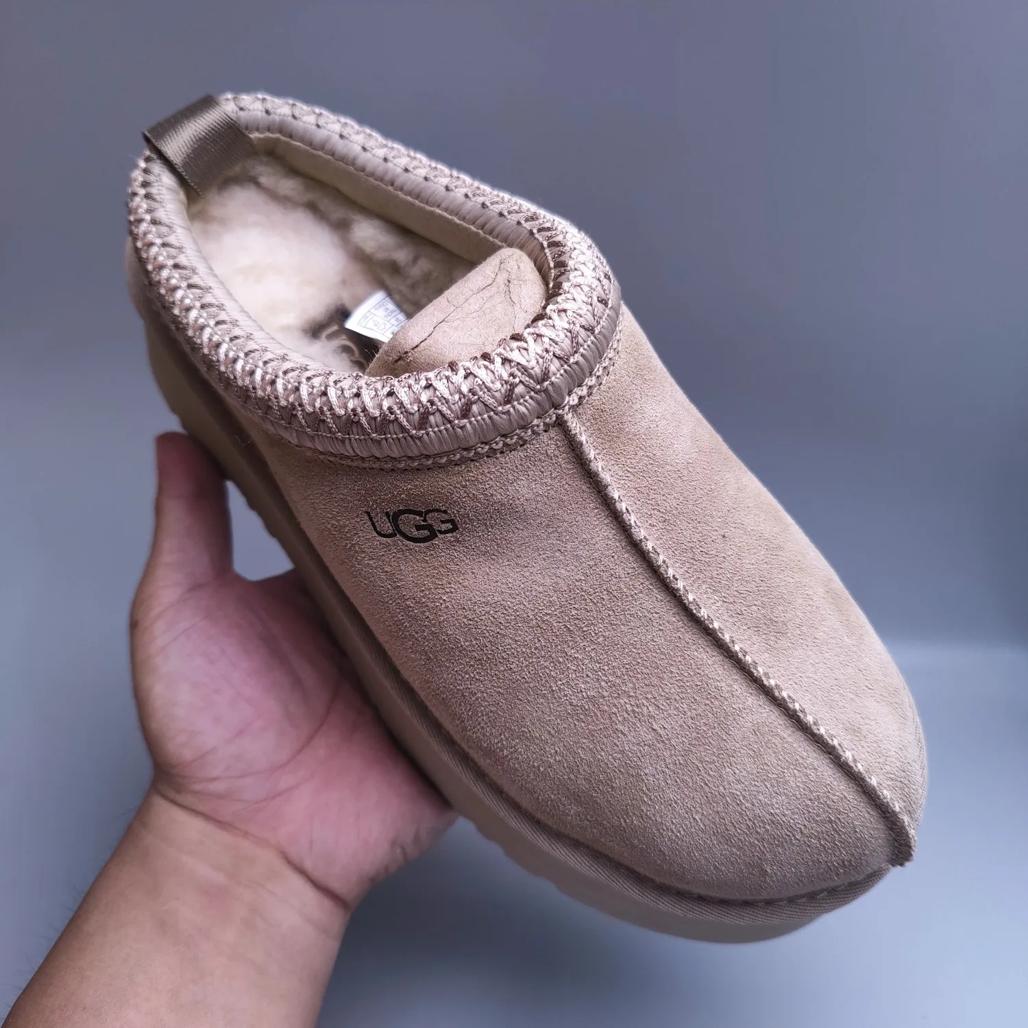💰440 UGG sheepskin all-in-one snow boots 2553 co-branded national trend style thick-soled one-leg women’s snow boots🐾~ 🍭 A co-branded trendy item launched with well-known designer brands Feng Chen Wang and TELFAR. Zhou Dongyu & Wang Jiaer’s same style Fang Kete boots. The slip-on design makes it easy to put on and take off, and can be used indoors or outdoors. The exotic edging design is eye-catching, and it is definitely worth buying~ 🍭Material: cowhide➕sheep fur Outsole: rubber (light wing technology) 🍭Color: black, maroon, sand, dark green, light gray, chocolate, beige, walnut, brown, dark gray, red 🍭Number of codes: 35-42